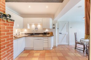 Microwave, oven, dishwasher, high chair - 3 Bed in Hastings (oc-h32649) (Three Oaks)