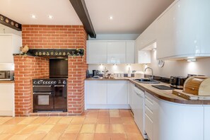 Microwave, oven, dishwasher, high chair - 3 Bed in Hastings (oc-h32649) (Three Oaks)