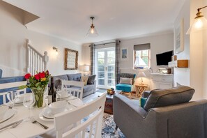 TV - 2 Bed in Padstow (oc-p00424) (Padstow)