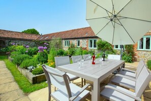 Outdoor dining - 5 Bed in Docking (oc-2149) (Docking)