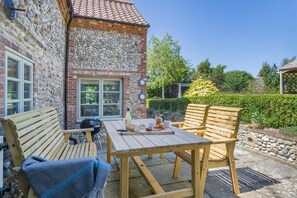 Outdoor dining - 3 Bed in Cley (oc-t32433) (Cley next the Sea)
