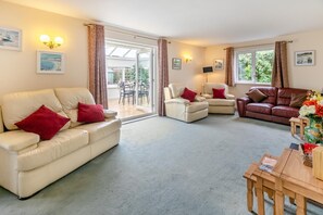 TV - 3 Bed in Padstow (oc-p00448) (Saint Merryn)