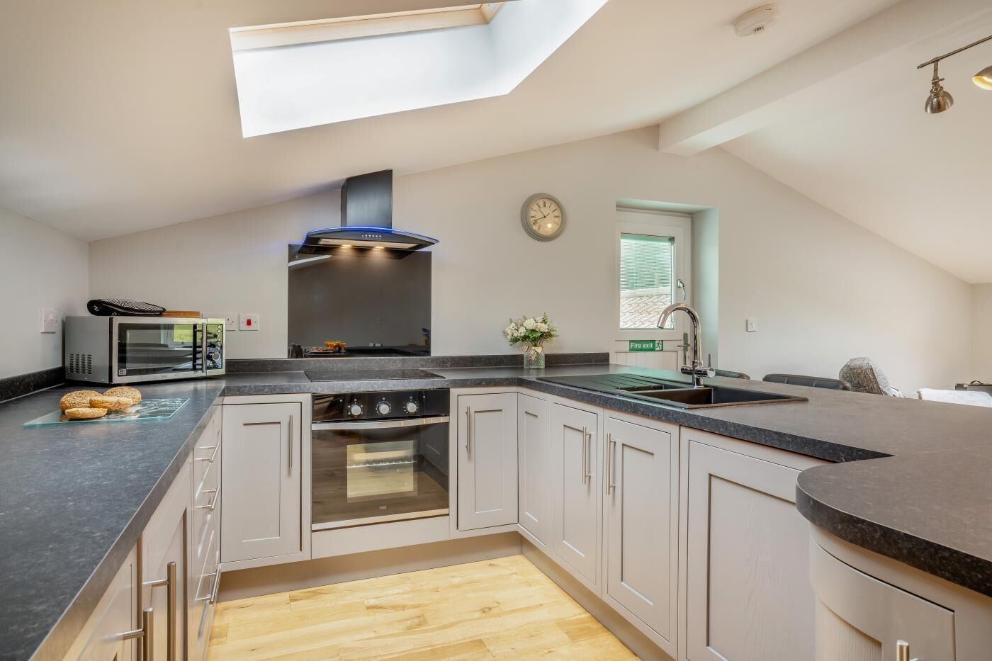 Mikrobølgeovn, ovn, høy barnestol og kjøkkenutstyr