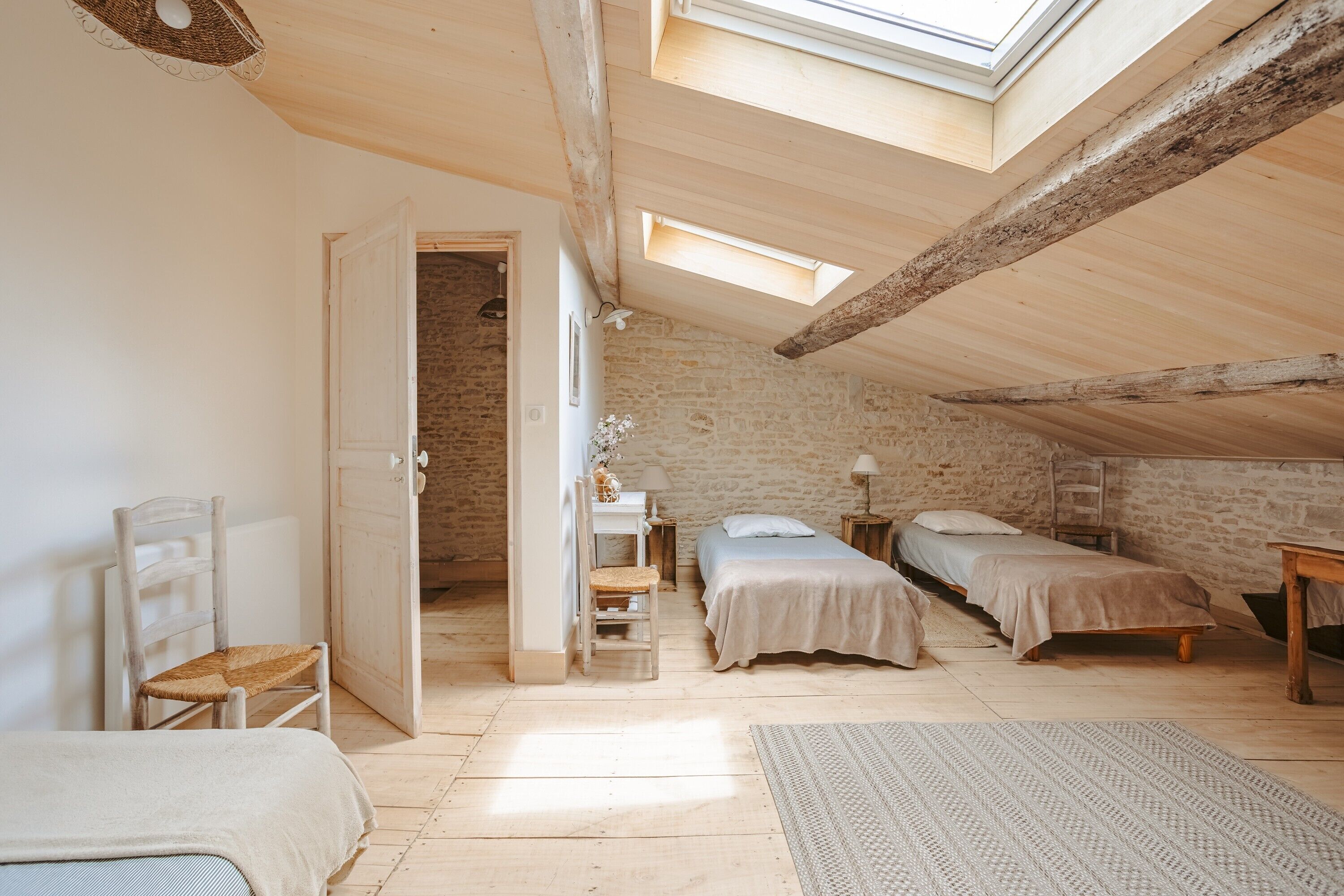 5 bedrooms, iron/ironing board, WiFi, bed sheets