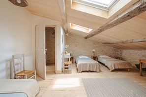 5 chambres, fer et planche à repasser, Wi-Fi, draps fournis