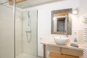 Douche, sèche-cheveux, serviettes fournies