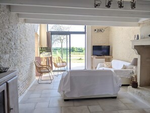 Living area - Gîte la Ferme – Les Gîtes du Moulin: Spacious Holiday Home in the Marais Poitevin (Saint-Hilaire-la-Palud)