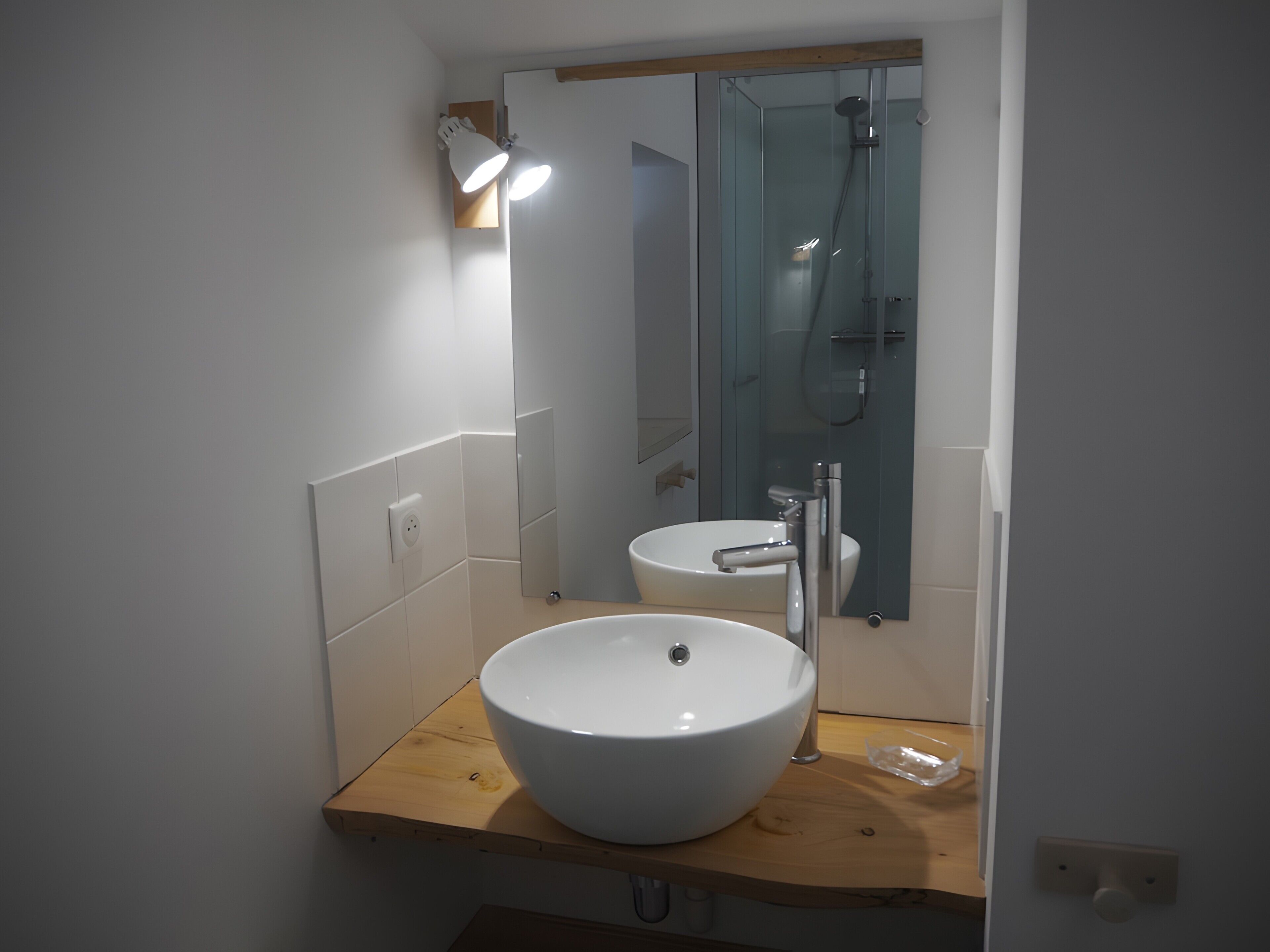 Een douche, een haardroger, handdoeken
