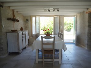 Dining - Gîte la Ferme – Les Gîtes du Moulin: Spacious Holiday Home in the Marais Poitevin (Saint-Hilaire-la-Palud)