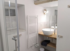 Bathroom - Gîte la Ferme – Les Gîtes du Moulin: Spacious Holiday Home in the Marais Poitevin (Saint-Hilaire-la-Palud)