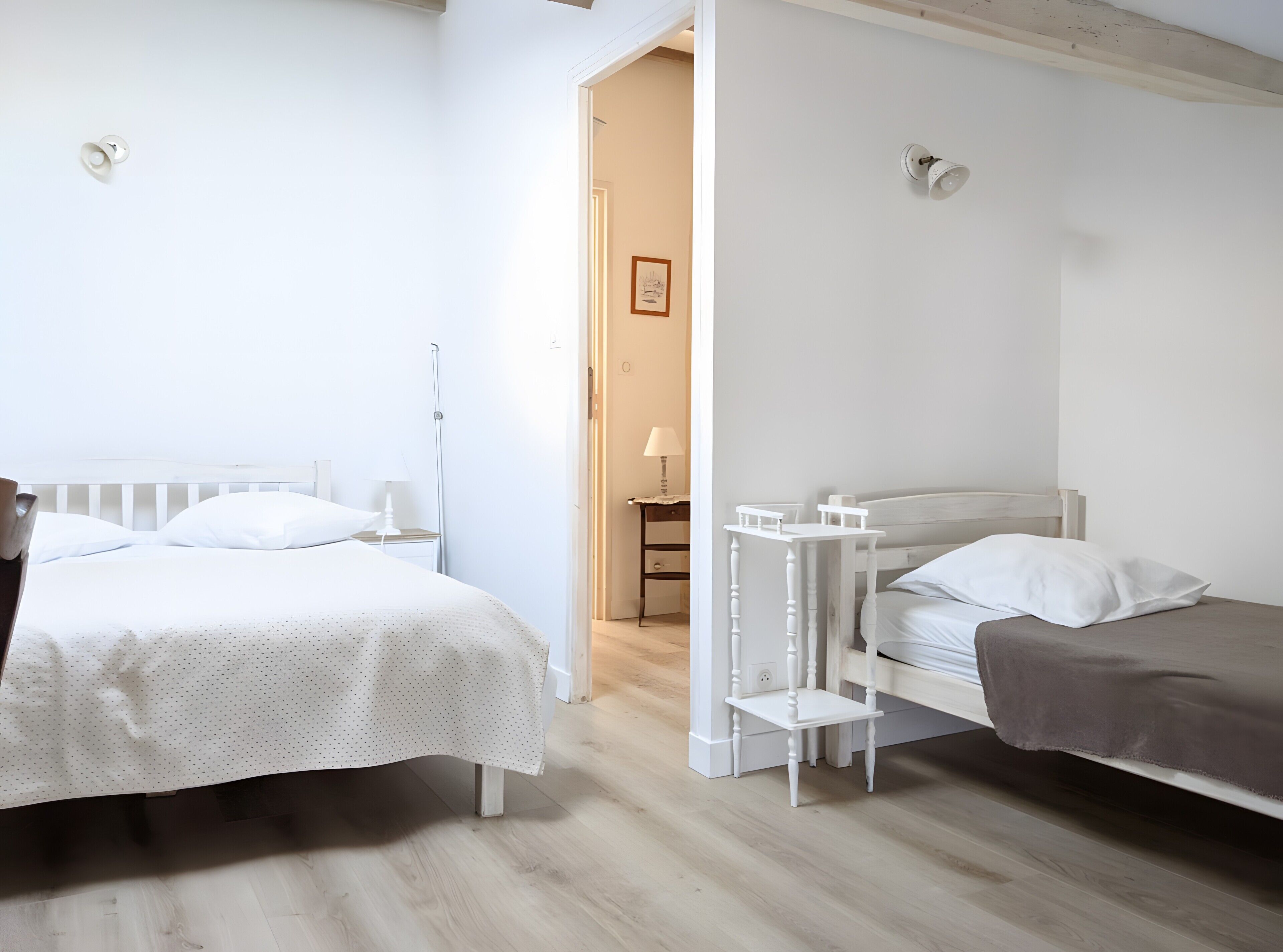 5 habitaciones, tabla de planchar con plancha, wifi y ropa de cama 