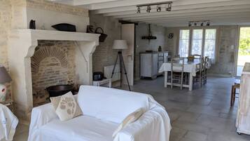 TV, fireplace, ping pong, stereo