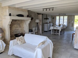 TV, fireplace, ping pong, stereo - Gîte la Ferme – Les Gîtes du Moulin: Spacious Holiday Home in the Marais Poitevin (Saint-Hilaire-la-Palud)