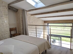 5 bedrooms, iron/ironing board, WiFi, bed sheets - Gîte la Ferme – Les Gîtes du Moulin: Spacious Holiday Home in the Marais Poitevin (Saint-Hilaire-la-Palud)
