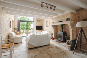 Fernseher, Kamin, Tischtennisplatte, Stereoanlage