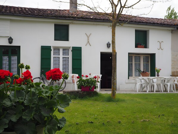Outdoor dining - Gîte la Ferme – Les Gîtes du Moulin: Spacious Holiday Home in the Marais Poitevin (Saint-Hilaire-la-Palud)