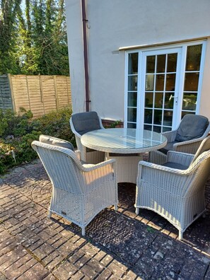 تناول الطعام بالخارج