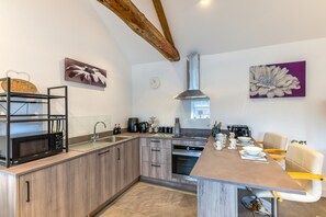 Microwave, oven, dishwasher, highchair - 1 Bed in Gilsland (oc-h32687) (Waterhead)