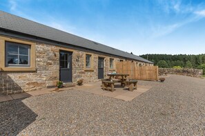 Outdoor dining - 1 Bed in Gilsland (oc-h32687) (Waterhead)