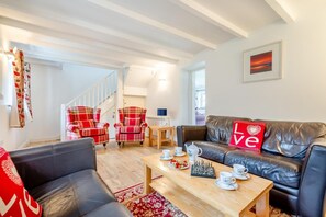 TV, fireplace - 3 Bed in Padstow (oc-p00294) (Saint Issey)