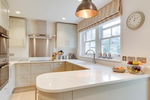 Ofen, Geschirrspüler, Hochstuhl, Kochgeschirr/Geschirr/Besteck