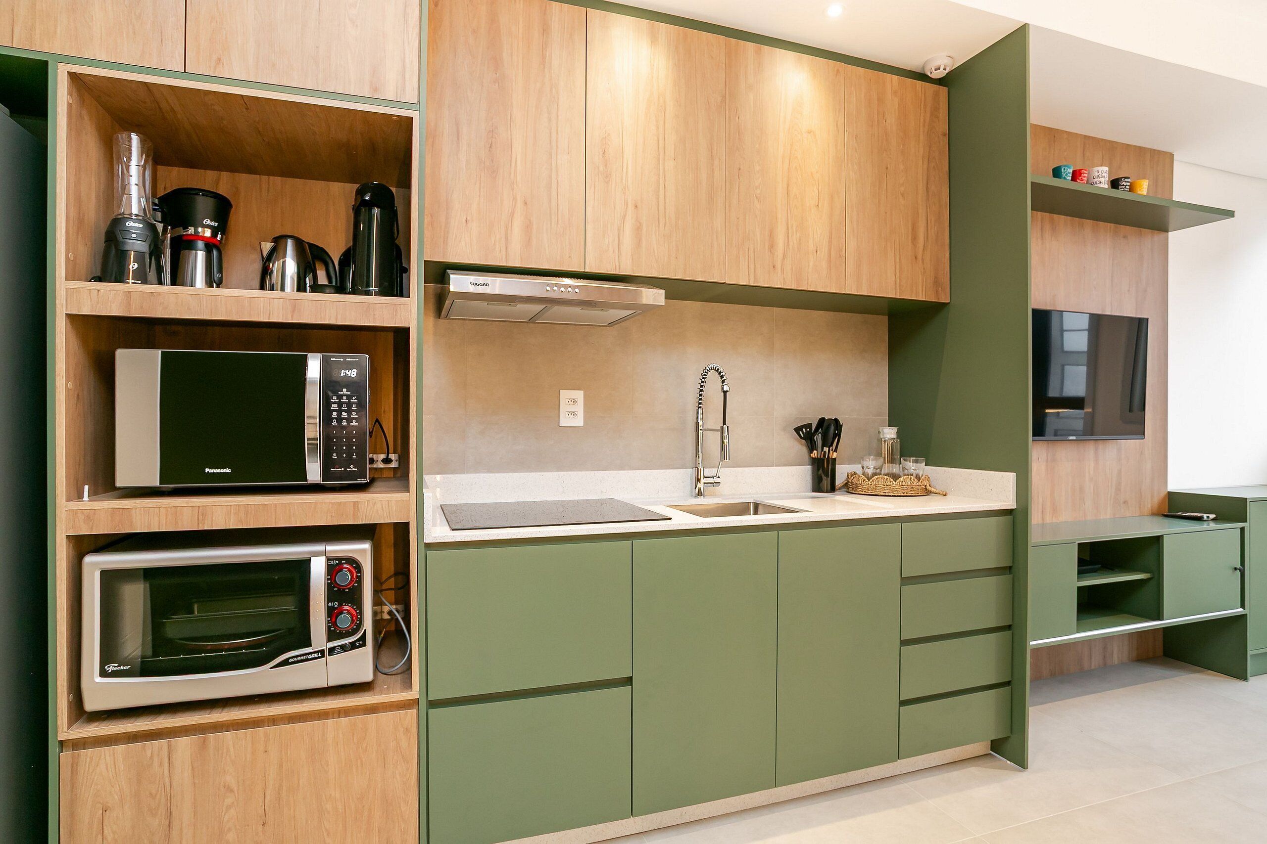 Geladeira, micro-ondas, fogão, cafeteira/chaleira