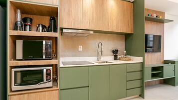 Geladeira, micro-ondas, fogão, cafeteira/chaleira