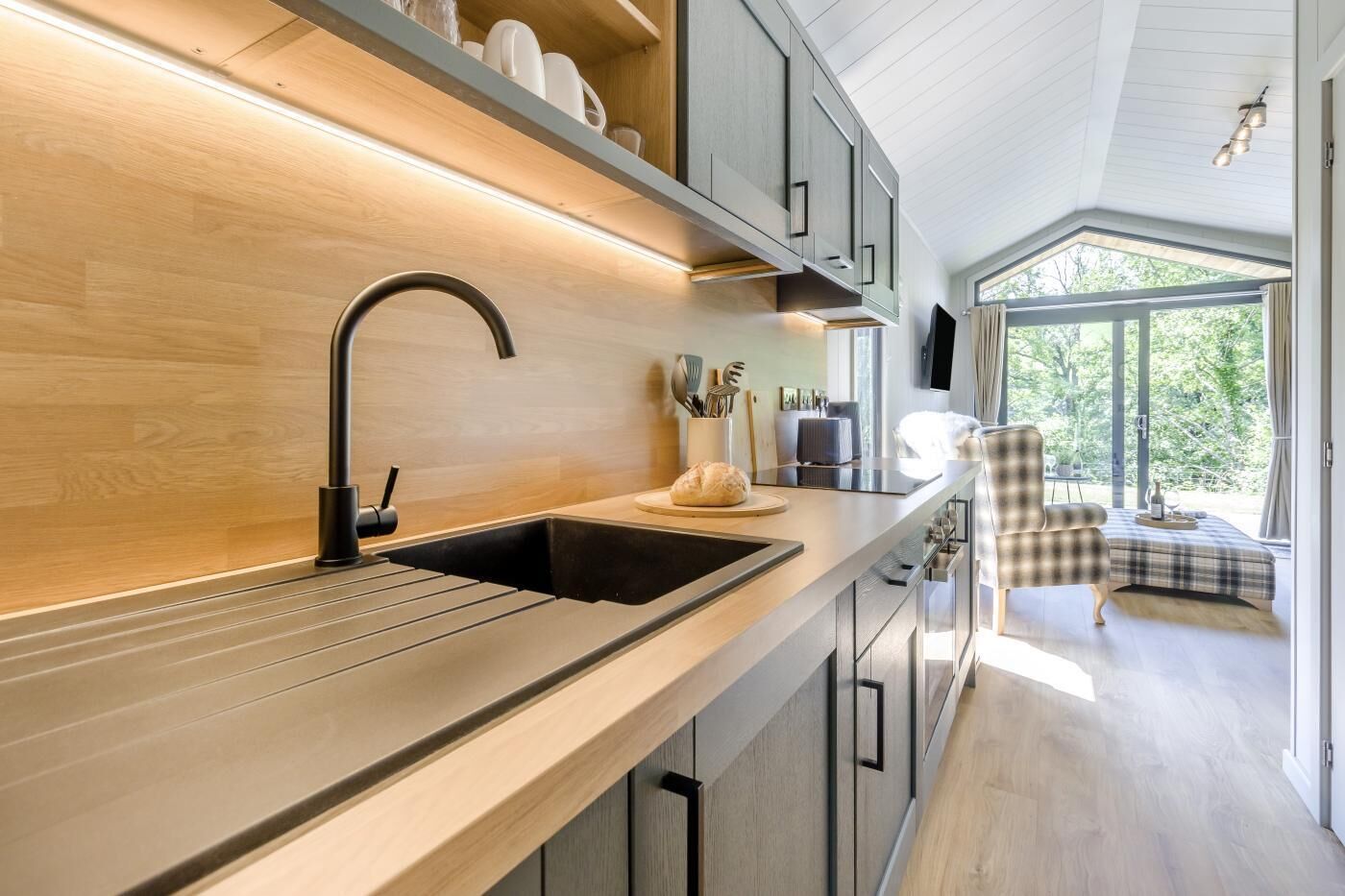 Horno, lavavajillas y utensilios de cocina 