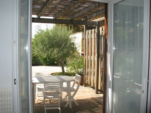 Outdoor dining - Maple Cottage, 5 Minutes from La Rochelle (Périgny)