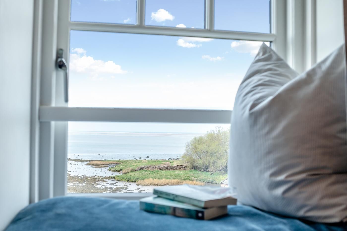 Tabla de planchar con plancha, wifi gratis y ropa de cama 