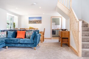 TV, fireplace - 3 Bed in Ventnor (oc-o32663) (Chale)