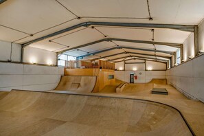 An indoor skatepark with ramps and a wooden half-pipe. - 3 Bed in Ventnor (oc-o32663) (Chale)