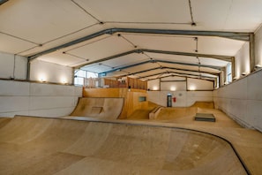 An indoor skatepark with ramps and a wooden half-pipe. - 3 Bed in Ventnor (oc-o32663) (Chale)