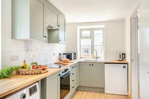 Microwave, oven, dishwasher, high chair - 3 Bed in Ventnor (oc-o32663) (Chale)