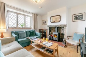 TV, fireplace - 3 Bed in Cressbrook (oc-b32600) (Cressbrook)