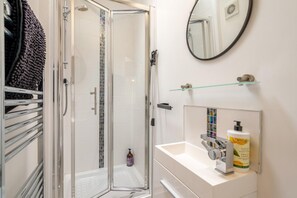 Hair dryer, towels - 3 Bed in Whitby (oc-w1018) (Whitby)