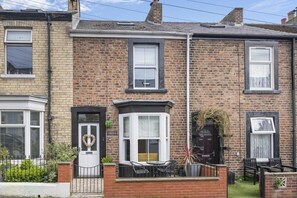 Exterior - 3 Bed in Whitby (oc-w1018) (Whitby)