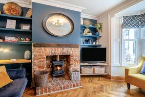 TV, fireplace - 3 Bed in Whitby (oc-w1018) (Whitby)