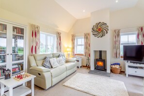 TV, fireplace - 3 Bed in Isle Of Skye (oc-s32340) (Glenhinnisdal)