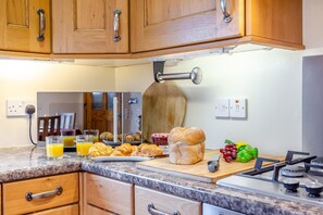 Ofen, Geschirrspüler, Hochstuhl, Kochgeschirr/Geschirr/Besteck