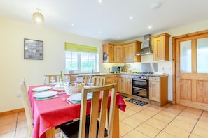 Oven, dishwasher, highchair, cookware/dishes/utensils - 3 Bed in Isle Of Skye (oc-s32340) (Glenhinnisdal)