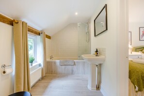 Hair dryer, towels - 4 Bed in Hartest (oc-w32685) (Hartest)