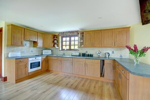 Microwave, oven, dishwasher, high chair - 3 Bed in St Columb (oc-trembl) (Saint Mawgan)
