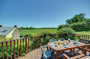 Outdoor dining - 3 Bed in St Columb (oc-trembl) (Saint Mawgan)