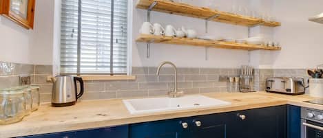 Mikrowelle, Ofen, Geschirrspüler, Kochgeschirr/Geschirr/Besteck