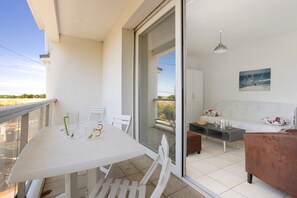 Outdoor dining - Maison Aytré – Shaded by the Albizia, La Rochelle, 5 Bedrooms, 4 Bathrooms (Aytré)