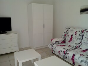 TV - Maison Aytré – Shaded by the Albizia, La Rochelle, 5 Bedrooms, 4 Bathrooms (Aytré)