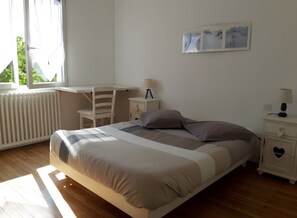 5 bedrooms, iron/ironing board, WiFi, bed sheets - Maison Aytré – Shaded by the Albizia, La Rochelle, 5 Bedrooms, 4 Bathrooms (Aytré)