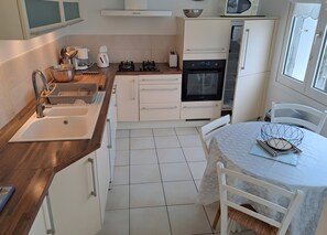 Fridge, microwave, oven, stovetop - Maison Aytré – Shaded by the Albizia, La Rochelle, 5 Bedrooms, 4 Bathrooms (Aytré)