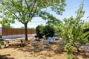 Outdoor dining - Maison Aytré – Shaded by the Albizia, La Rochelle, 5 Bedrooms, 4 Bathrooms (Aytré)